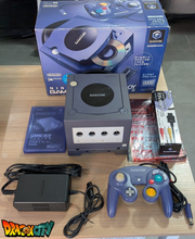 Charger l&#39;image dans la galerie, GameCube Collector Violette JAP 60Hz Freezone + Game Boy Player avec Disque + Boîte + Alimentation 110V + Puce Xeno-GC + Condensateurs changés (neuf) + Picoboot + Sandisk Swiss 256Go + SD2SP2 POR TF + Manette + Câble Vidéo + Serial Matching