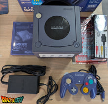 Charger l&#39;image dans la galerie, GameCube Collector Violette JAP 60Hz Freezone + Game Boy Player avec Disque + Boîte + Alimentation 110V + Puce Xeno-GC + Condensateurs changés (neuf) + Picoboot + Sandisk Swiss 256Go + SD2SP2 POR TF + Manette + Câble Vidéo + Serial Matching