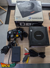 Charger l&#39;image dans la galerie, GameCube Noir JAP 60Hz Freezone + Boîte + 1 Manette + Alimentation 110V + Câble Vidéo + Puce Xeno-GC + Picoboot + Sandisk Swiss 64Go + SD2SP2 POR TF