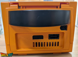 GameCube Orange JAP 60Hz Freezone + Boîte + 1 Manette Sans Fil + Alimentation 110V + Câble Vidéo + Puce Xeno-GC + Picoboot + Sandisk Swiss 64Go + SD2SP2 POR TF