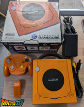 Charger l&#39;image dans la galerie, GameCube Orange JAP 60Hz Freezone + Boîte + 1 Manette Sans Fil + Alimentation 110V + Câble Vidéo + Puce Xeno-GC + Picoboot + Sandisk Swiss 64Go + SD2SP2 POR TF