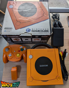 GameCube Orange JAP 60Hz Freezone + Boîte + 1 Manette Sans Fil + Alimentation 110V + Câble Vidéo + Puce Xeno-GC + Picoboot + Sandisk Swiss 64Go + SD2SP2 POR TF