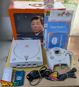 Dreamcast VA0 60Hz + Bios Freezone + Patch 50Hz/60Hz Auto + Boîte + Alimentation 220V + 1 Manette + Notices + Dream Passport 1 et 3 + Câble Vidéo + Câble Alimentation + Serial Matching + Câble RJ11 + Condensateurs GDROM changés (neuf) + VMU + Jump Pack