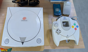 Dreamcast VA0 60Hz + Bios Freezone + Patch 50Hz/60Hz Auto + Boîte + Alimentation 220V + 1 Manette + Notices + Dream Passport 1 et 3 + Câble Vidéo + Câble Alimentation + Serial Matching + Câble RJ11 + Condensateurs GDROM changés (neuf) + VMU + Jump Pack