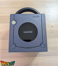 Charger l&#39;image dans la galerie, GameCube Collector Violette JAP 60Hz Freezone + Game Boy Player avec Disque + Boîte + Alimentation 110V + Puce Xeno-GC + Condensateurs changés (neuf) + Picoboot + Sandisk Swiss 256Go + SD2SP2 POR TF + Manette + Câble Vidéo + Serial Matching