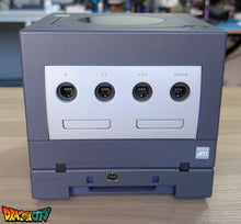 Charger l&#39;image dans la galerie, GameCube Collector Violette JAP 60Hz Freezone + Game Boy Player avec Disque + Boîte + Alimentation 110V + Puce Xeno-GC + Condensateurs changés (neuf) + Picoboot + Sandisk Swiss 256Go + SD2SP2 POR TF + Manette + Câble Vidéo + Serial Matching
