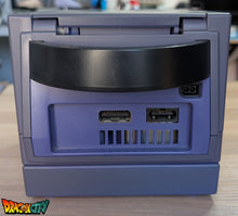 Charger l&#39;image dans la galerie, GameCube Collector Violette JAP 60Hz Freezone + Game Boy Player avec Disque + Boîte + Alimentation 110V + Puce Xeno-GC + Condensateurs changés (neuf) + Picoboot + Sandisk Swiss 256Go + SD2SP2 POR TF + Manette + Câble Vidéo + Serial Matching
