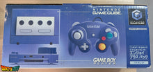 Charger l&#39;image dans la galerie, GameCube Collector Violette JAP 60Hz Freezone + Game Boy Player avec Disque + Boîte + Alimentation 110V + Puce Xeno-GC + Condensateurs changés (neuf) + Picoboot + Sandisk Swiss 256Go + SD2SP2 POR TF + Manette + Câble Vidéo + Serial Matching