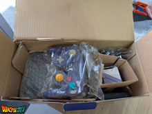 Charger l&#39;image dans la galerie, GameCube Collector Violette JAP 60Hz Freezone + Game Boy Player avec Disque + Boîte + Alimentation 110V + Puce Xeno-GC + Condensateurs changés (neuf) + Picoboot + Sandisk Swiss 256Go + SD2SP2 POR TF + Manette + Câble Vidéo + Serial Matching