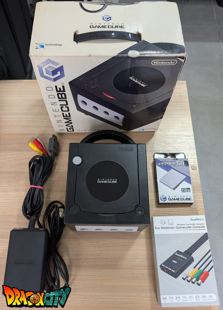 GameCube Noir JAP 60Hz Freezone + Boîte + Alimentation 110V + Puce Xeno-GC + Condensateurs changés (neuf) + Picoboot + Sandisk Swiss 256Go + SD2SP2 POR TF + Carte Mémoire OFFICIEL avec boîte + BlueRetro - Manettes Sans-Fil