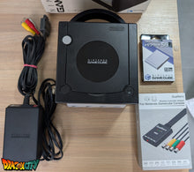 Charger l&#39;image dans la galerie, GameCube Noir JAP 60Hz Freezone + Boîte + Alimentation 110V + Puce Xeno-GC + Condensateurs changés (neuf) + Picoboot + Sandisk Swiss 256Go + SD2SP2 POR TF + Carte Mémoire OFFICIEL avec boîte + BlueRetro - Manettes Sans-Fil