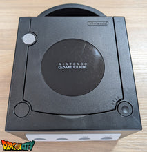 Charger l&#39;image dans la galerie, GameCube Noir JAP 60Hz Freezone + Boîte + Alimentation 110V + Puce Xeno-GC + Condensateurs changés (neuf) + Picoboot + Sandisk Swiss 256Go + SD2SP2 POR TF + Carte Mémoire OFFICIEL avec boîte + BlueRetro - Manettes Sans-Fil