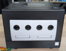 Charger l&#39;image dans la galerie, GameCube Noir JAP 60Hz Freezone + Boîte + Alimentation 110V + Puce Xeno-GC + Condensateurs changés (neuf) + Picoboot + Sandisk Swiss 256Go + SD2SP2 POR TF + Carte Mémoire OFFICIEL avec boîte + BlueRetro - Manettes Sans-Fil