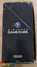 Charger l&#39;image dans la galerie, GameCube Noir JAP 60Hz Freezone + Boîte + Alimentation 110V + Puce Xeno-GC + Condensateurs changés (neuf) + Picoboot + Sandisk Swiss 256Go + SD2SP2 POR TF + Carte Mémoire OFFICIEL avec boîte + BlueRetro - Manettes Sans-Fil