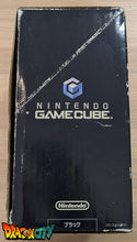 Charger l&#39;image dans la galerie, GameCube Noir JAP 60Hz Freezone + Boîte + Alimentation 110V + Puce Xeno-GC + Condensateurs changés (neuf) + Picoboot + Sandisk Swiss 256Go + SD2SP2 POR TF + Carte Mémoire OFFICIEL avec boîte + BlueRetro - Manettes Sans-Fil