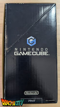 Charger l&#39;image dans la galerie, GameCube Noir JAP 60Hz Freezone + Boîte + Alimentation 110V + Puce Xeno-GC + Condensateurs changés (neuf) + Picoboot + Sandisk Swiss 256Go + SD2SP2 PRO V2 + BlueRetro - Manettes Sans-Fil