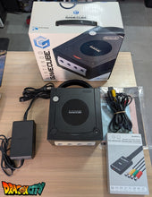 Charger l&#39;image dans la galerie, GameCube Noir JAP 60Hz Freezone + Boîte + Alimentation 110V + Puce Xeno-GC + Condensateurs changés (neuf) + Picoboot + Sandisk Swiss 256Go + SD2SP2 PRO V2 + BlueRetro - Manettes Sans-Fil
