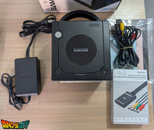 Charger l&#39;image dans la galerie, GameCube Noir JAP 60Hz Freezone + Boîte + Alimentation 110V + Puce Xeno-GC + Condensateurs changés (neuf) + Picoboot + Sandisk Swiss 256Go + SD2SP2 PRO V2 + BlueRetro - Manettes Sans-Fil