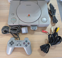 Charger l&#39;image dans la galerie, Console Sony PlayStation 1 (PS1) SCPH-7000 NTSC-J 60Hz - Version Dual Shock + Boîte + Manette PS1 + Câble Vidéo + Cable d&#39;alimentation 110V +  PSxMemCard (Lecture Backups + Imports) + Blocage Capot (Impression 3D)