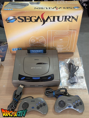 Saturn JAP Grise 60Hz + Boîte + Alimentation SAT-Psu + Câble RGB + 2 Manettes + Cartouche SAROO avec MicroSD Sandisk 256Go