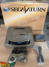 Charger l'image dans la galerie, Saturn JAP Grise 60Hz Dézonée (SAROO) + SAT-PSU + Boîte + Câble RGB + MicroSD King 64Go + Manette