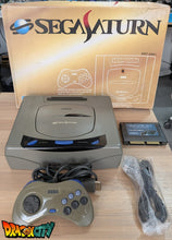 Charger l'image dans la galerie, Saturn JAP Grise 60Hz Dézonée (SAROO) + SAT-PSU + Boîte + Câble RGB + MicroSD King 64Go + Manette
