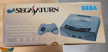 Charger l'image dans la galerie, Saturn JAP Grise 60Hz Dézonée (SAROO) + SAT-PSU + Boîte + Câble RGB + MicroSD King 64Go + Manette